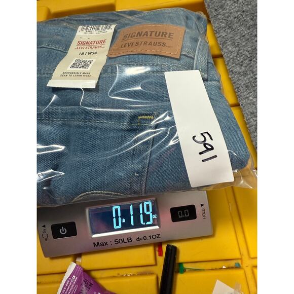 New Signature Levi's Strauss Size 8 W34 Mid Rise Bermuda Shorts Denim Blue - Picture 8 of 9